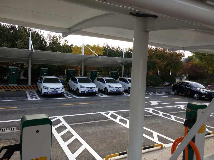 七字型的汽車停車棚，也是汽車蓬里，使用比較多的一款造型